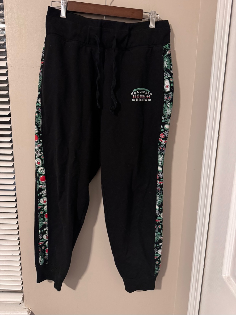 Universal Studios HHN 2023 Never Go Alone Joggers Sweatpants Black Large Flannel
